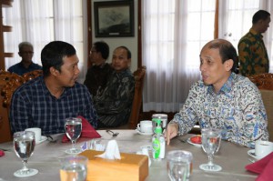 Bupati Tanjung Jabung Timur Romi Hariyanto tampak akrab dan berdiskusi langsung dengan Wamen ESDM Archandra Tahar